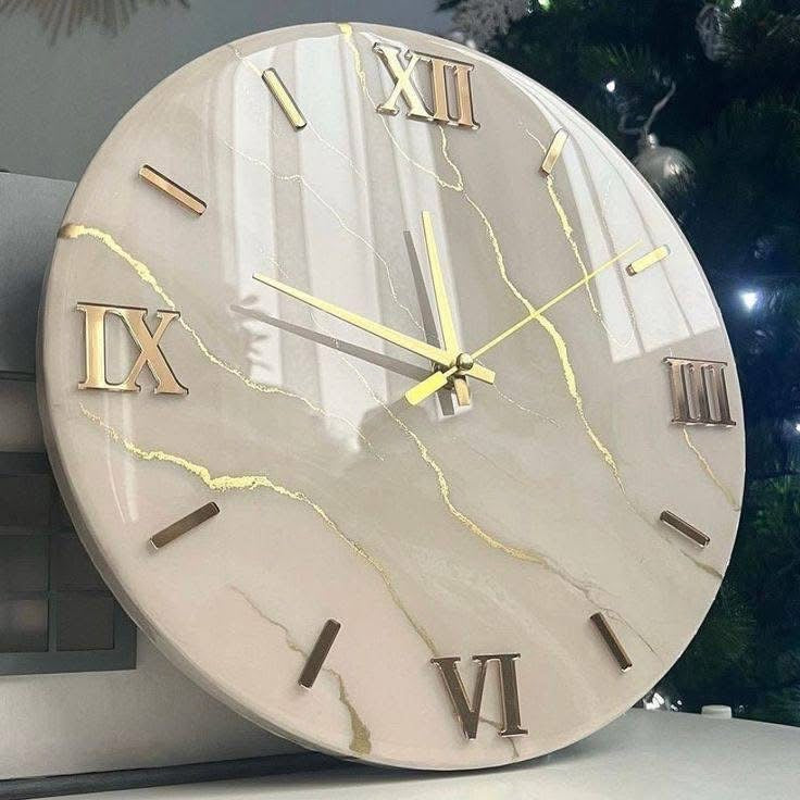 Coustmise clock
